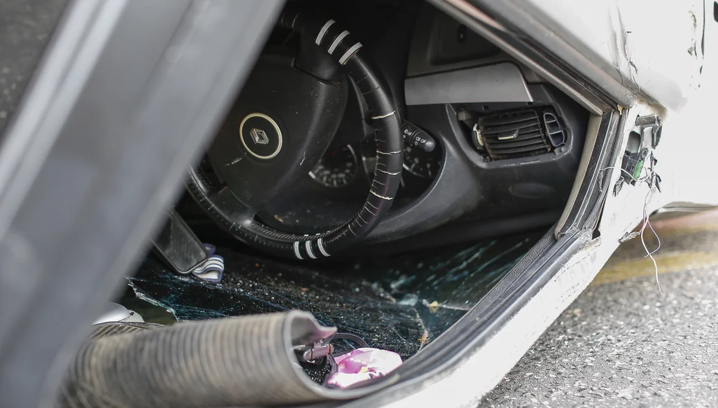 Carro ficou destruído