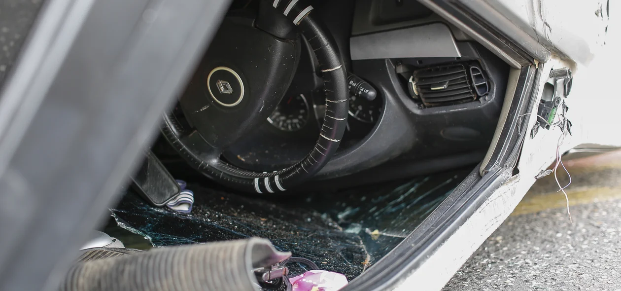 Carro ficou destruído