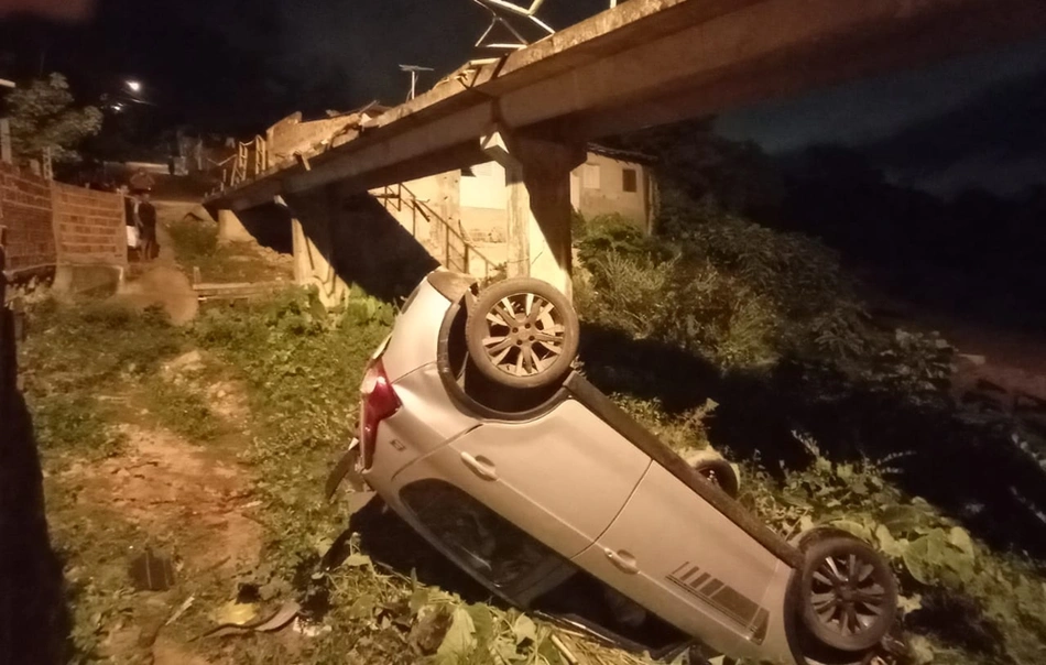 Carro invade passarela e cai em grotão na Vila da Paz