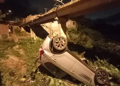 Carro invade passarela e cai em grotão na Vila da Paz
