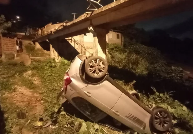 Carro invade passarela e cai em grotão na Vila da Paz