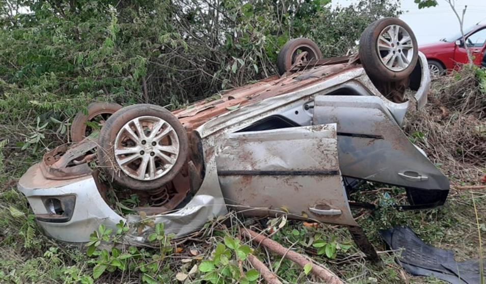 Carro modelo Agile, ficou destruído após o capotamento