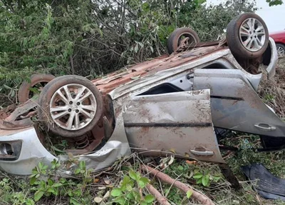 Carro modelo Agile, ficou destruído após o capotamento