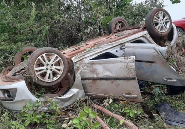 Carro modelo Agile, ficou destruído após o capotamento