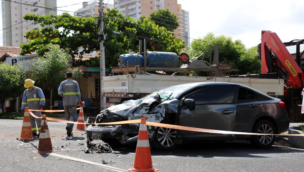 Carro modelo Honda Civic ficou destruído