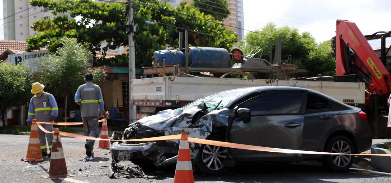 Carro modelo Honda Civic ficou destruído