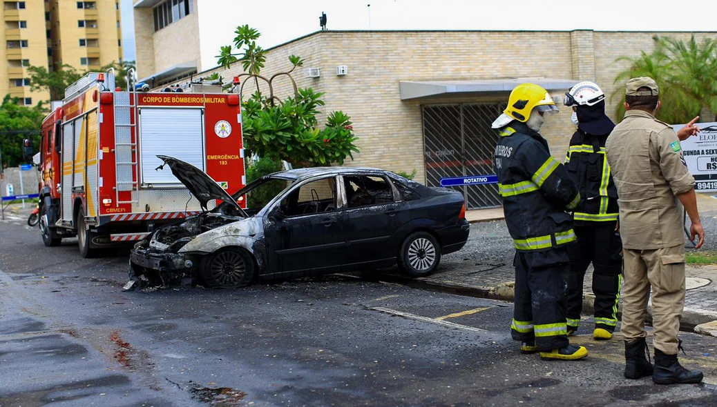 Carro pegou fogo na Rua Elizeu Martins