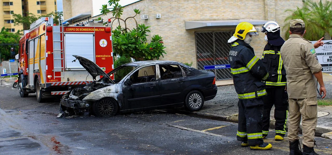 Carro pegou fogo na Rua Elizeu Martins