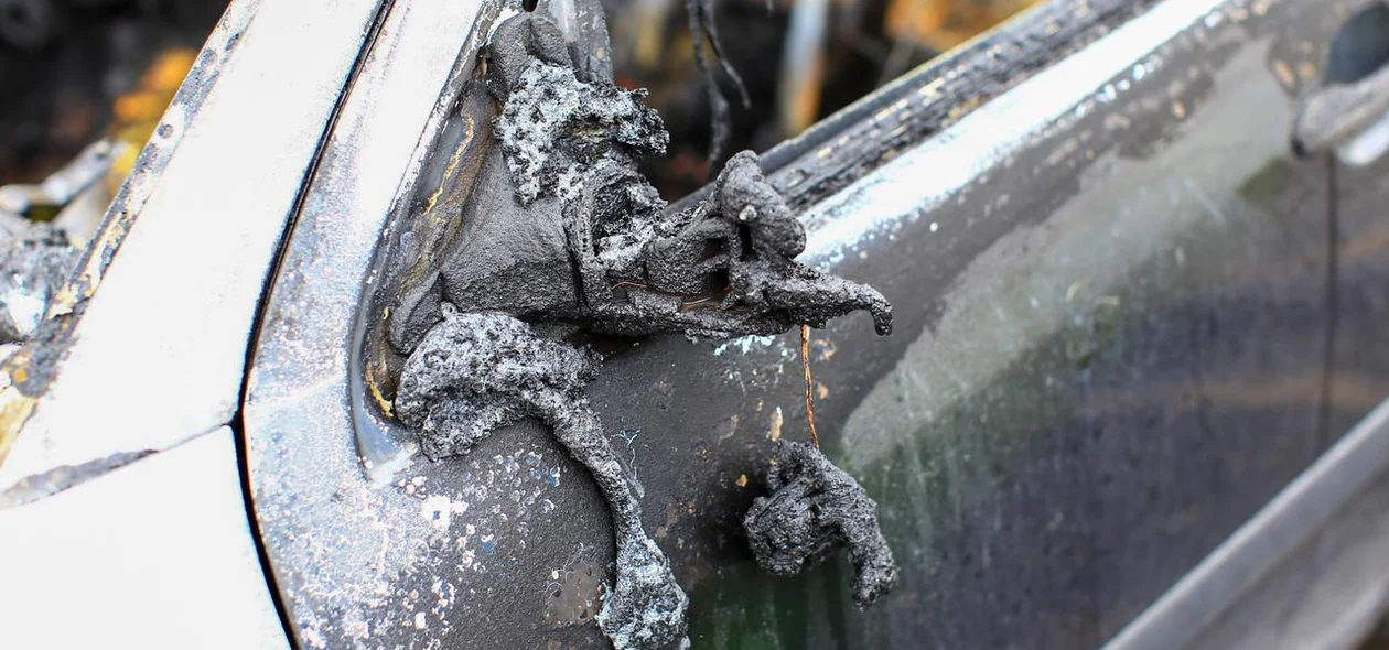 Chamas destruíram o veículo