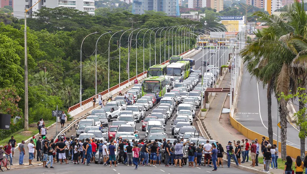 Classe artística bloqueia a Ponte JK