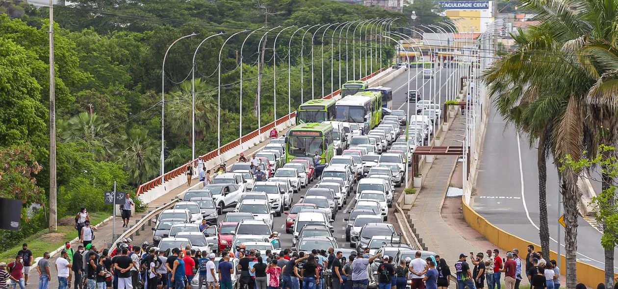 Classe artística bloqueia a Ponte JK