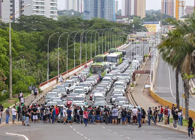 Classe artística bloqueia a Ponte JK
