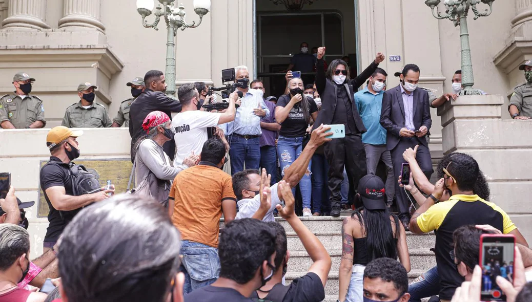 Classe artística em manifestação na frente do Palácio da Cidade