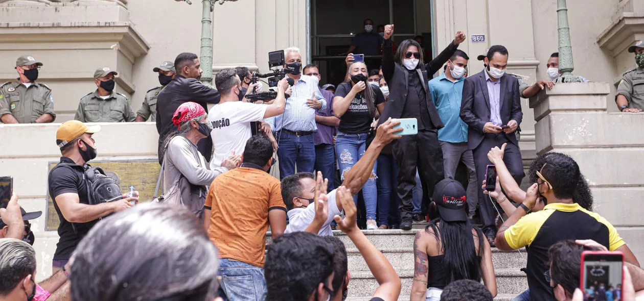 Classe artística em manifestação na frente do Palácio da Cidade
