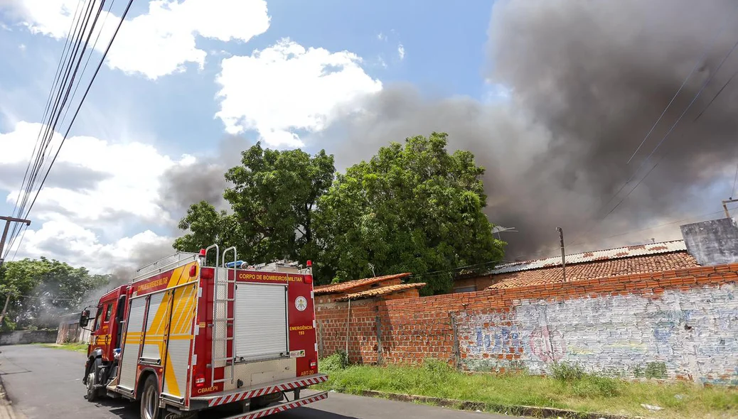 Corpo de Bombeiros foi acionado para conter as chamas na metalúrgica