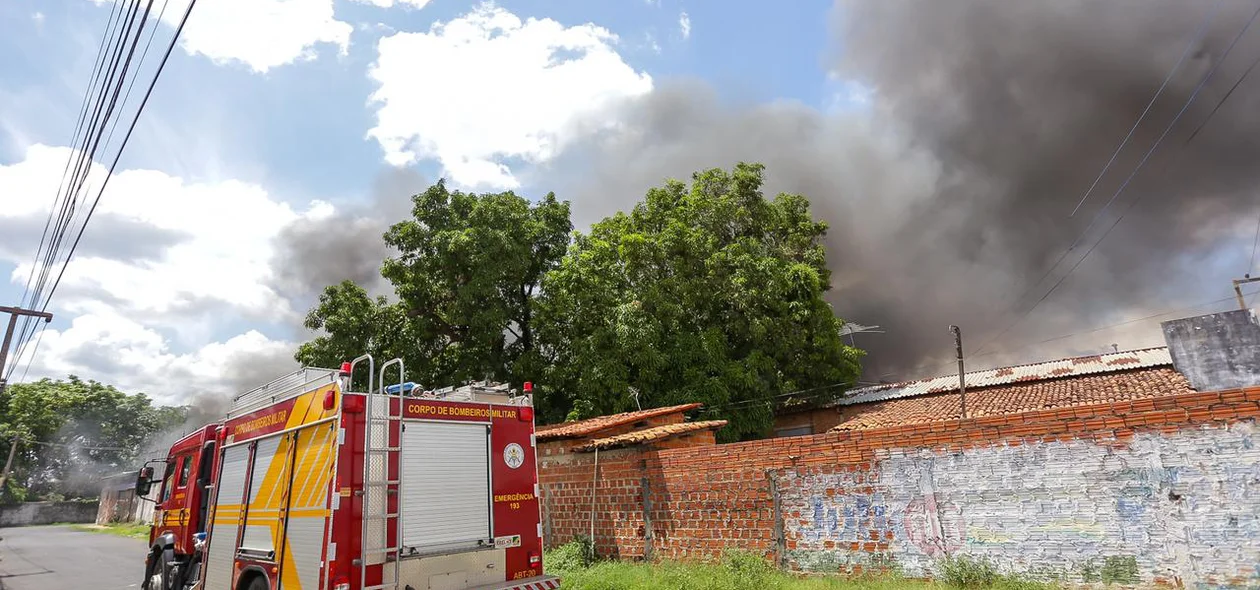 Corpo de Bombeiros foi acionado para conter as chamas na metalúrgica