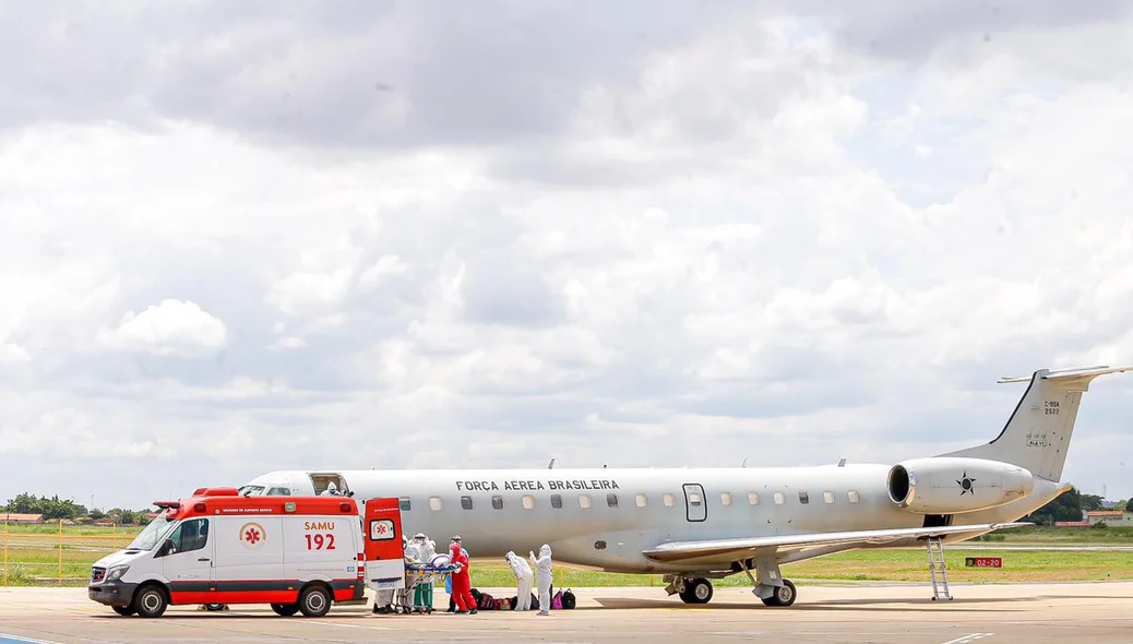 Covid-19: pacientes de Manaus desembarcam no aeroporto de Teresina