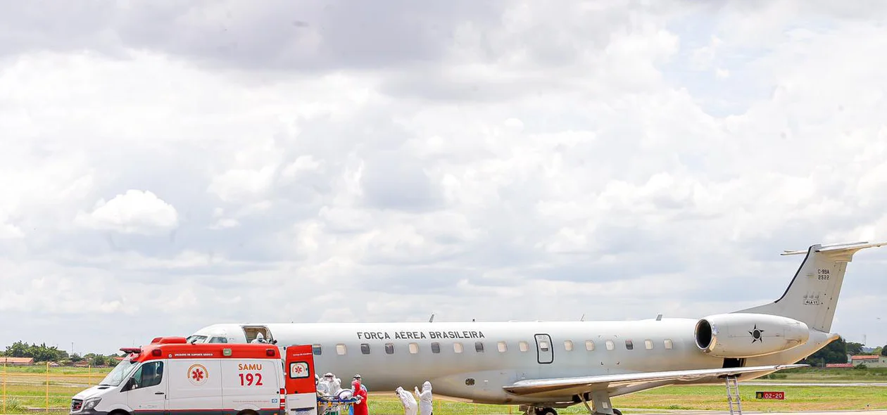 Covid-19: pacientes de Manaus desembarcam no aeroporto de Teresina
