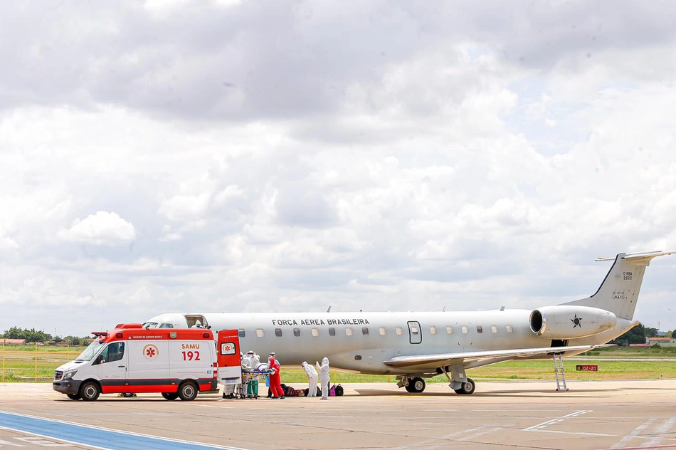 Covid-19: pacientes de Manaus desembarcam no aeroporto de Teresina