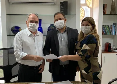Delegado-geral Luccy Keiko entrega lista ao secretários Osmar Júnior e Ariane Benigno