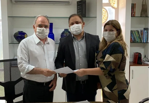 Delegado-geral Luccy Keiko entrega lista ao secretários Osmar Júnior e Ariane Benigno