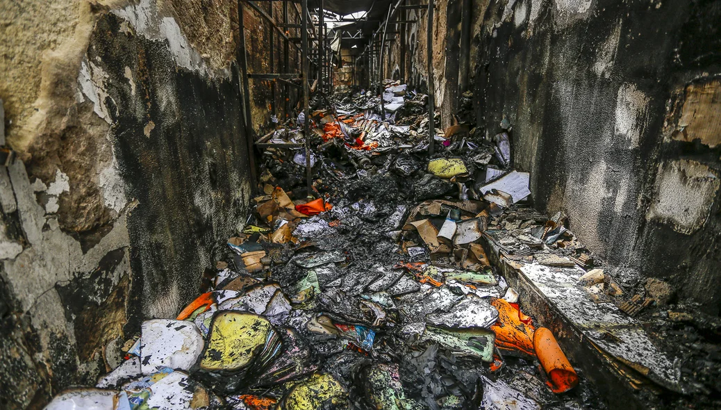 Depósito da livraria totalmente destruído