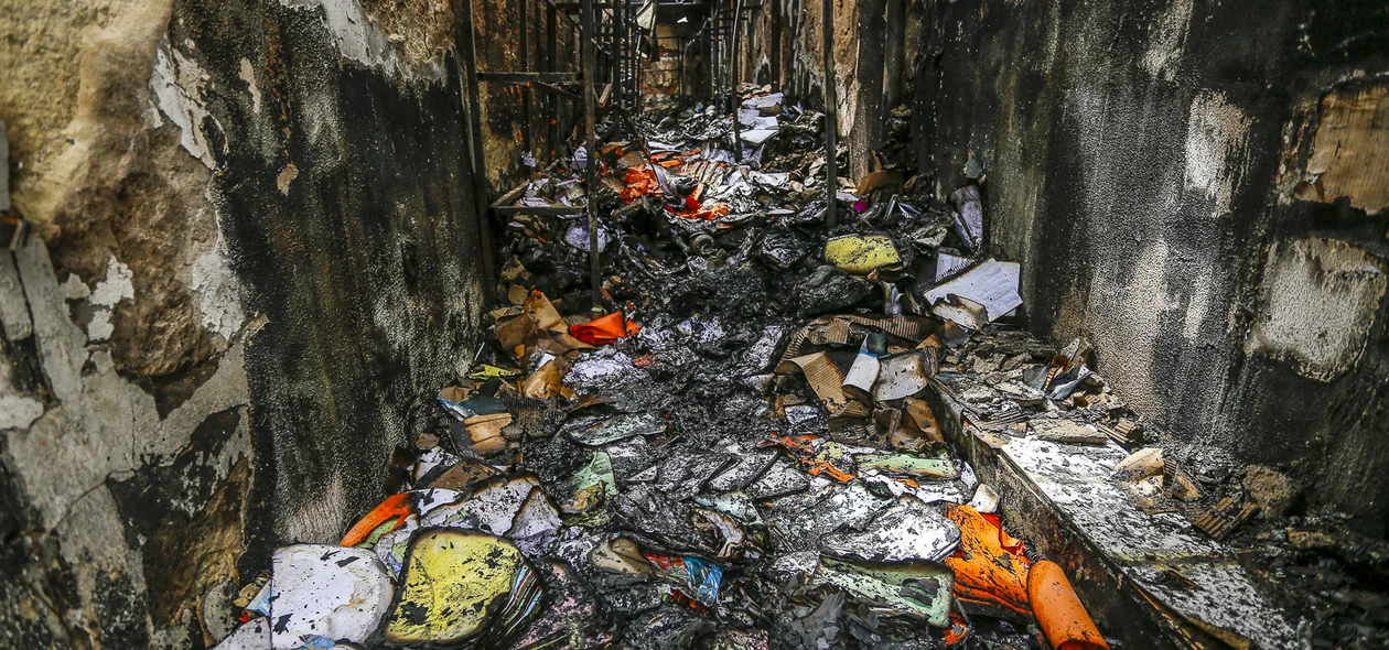Depósito da livraria totalmente destruído