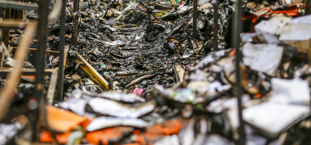 Depósito totalmente destruído