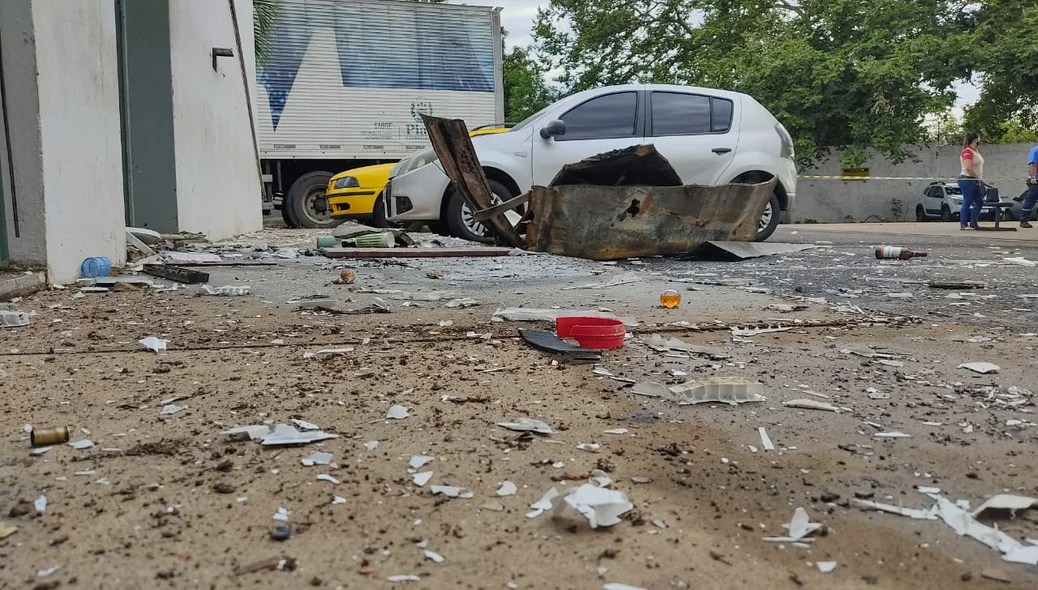 Destroços da explosão ficaram por toda parte