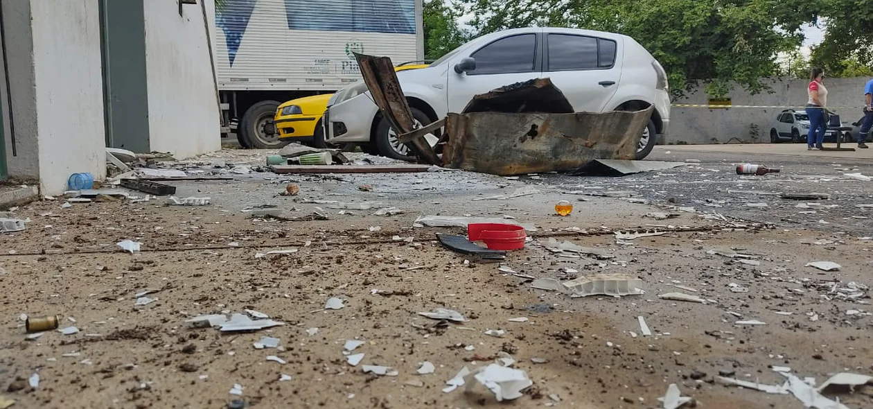 Destroços da explosão ficaram por toda parte