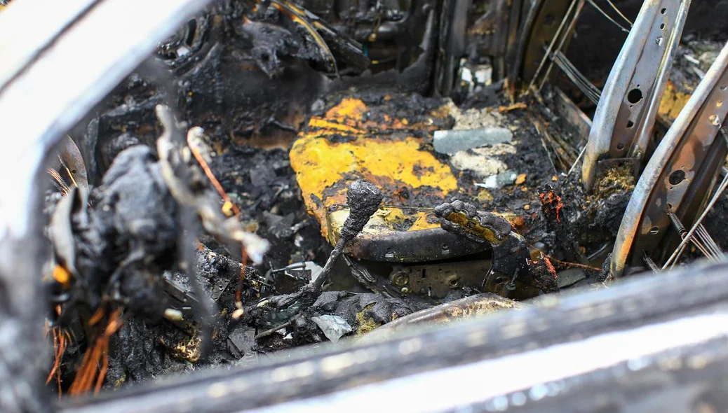 Destroços do veículo incendiado