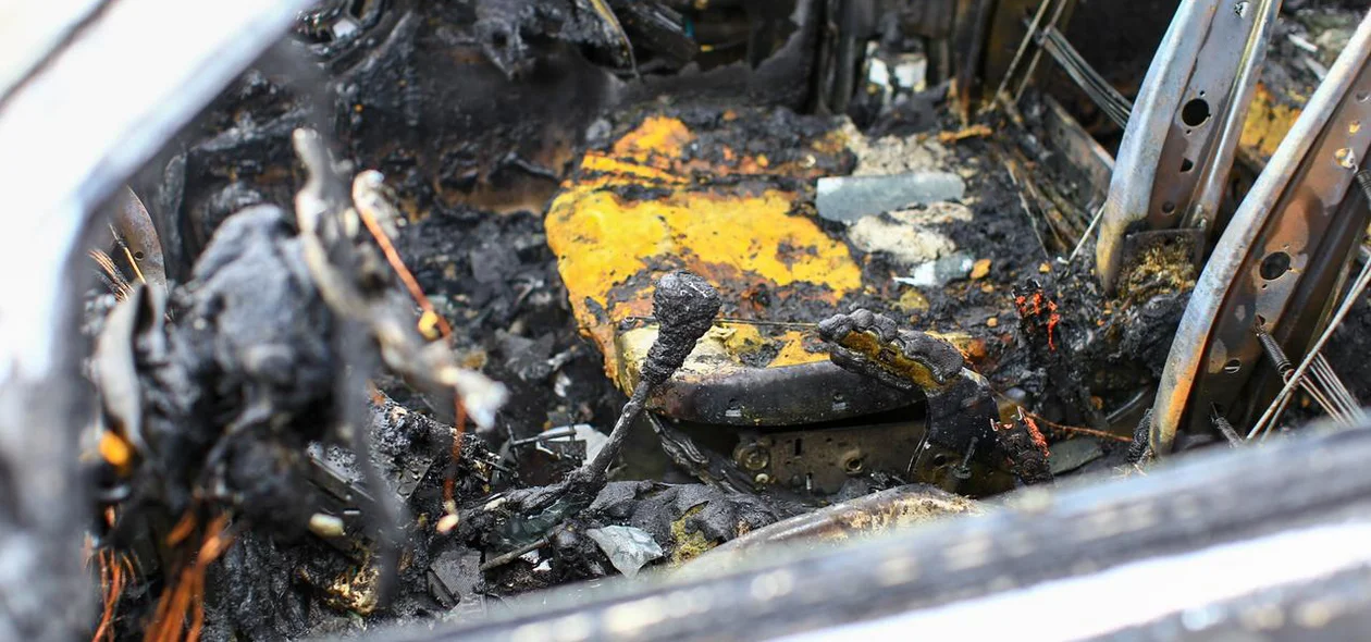 Destroços do veículo incendiado