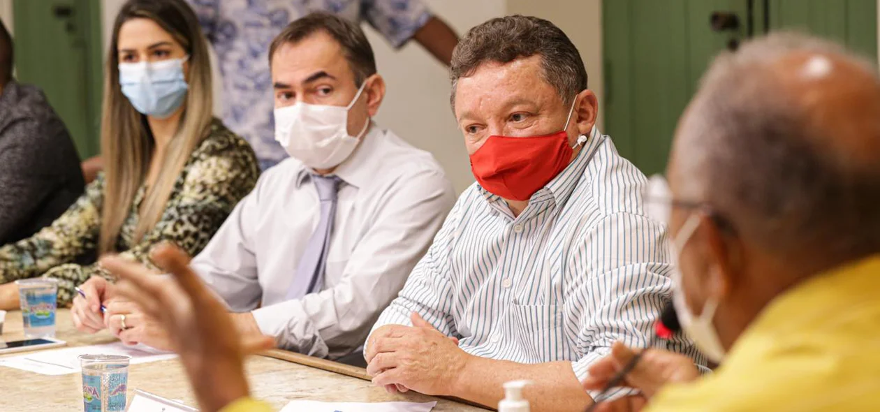 Dr. Gilberto participando da reunião