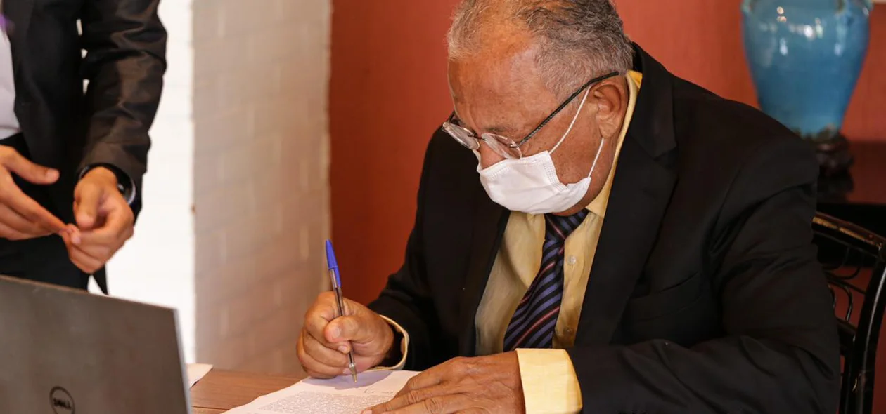 Dr. Pessoa assina termo de posse