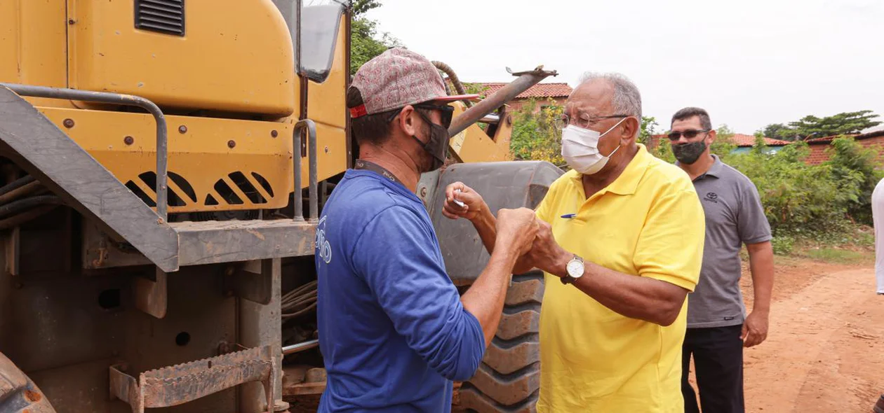 Dr. Pessoa cumprimentando trabalhador