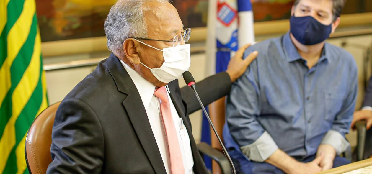 Dr. Pessoa discursa ao lado de Baleia Rossi