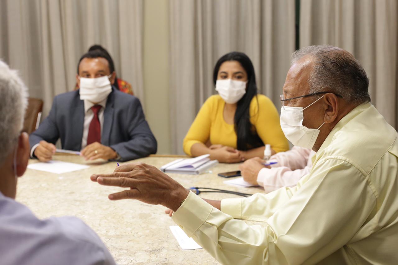Dr. Pessoa discute retorno das aulas presenciais com equipe da Semec