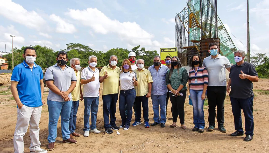 Dr. Pessoa e sua equipe durante visita a obras na zona norte de Teresina
