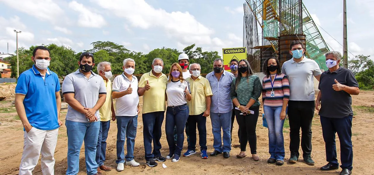 Dr. Pessoa e sua equipe durante visita a obras na zona norte de Teresina