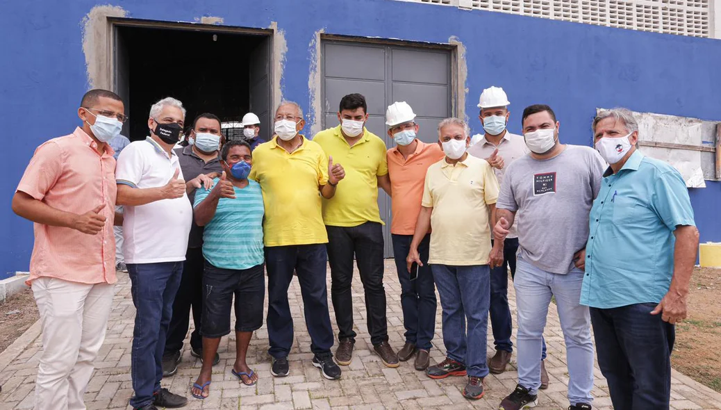 Dr. Pessoa e sua equipe durante visita a obras
