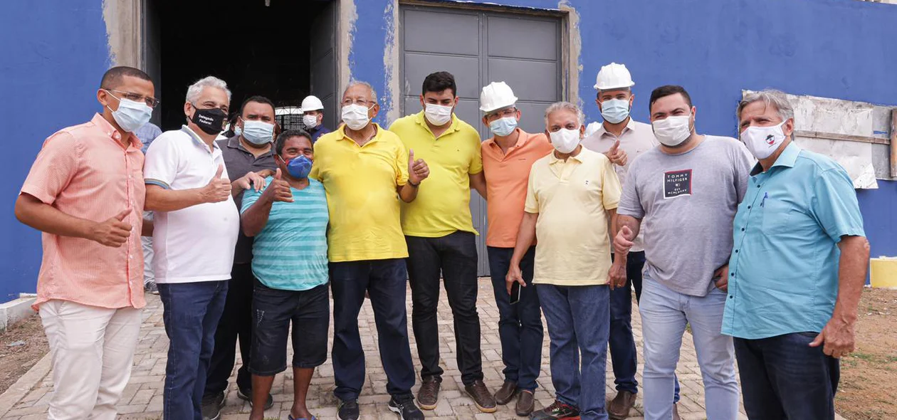 Dr. Pessoa e sua equipe durante visita a obras