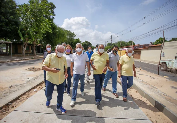 Dr. Pessoa e sua equipe fiscalizando a obra da galeria do mocambinho