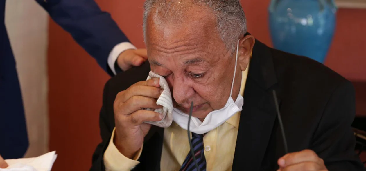 Dr. Pessoa emocionado