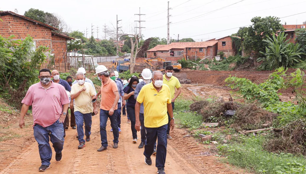 Dr. pessoa visitando obras na zona sul