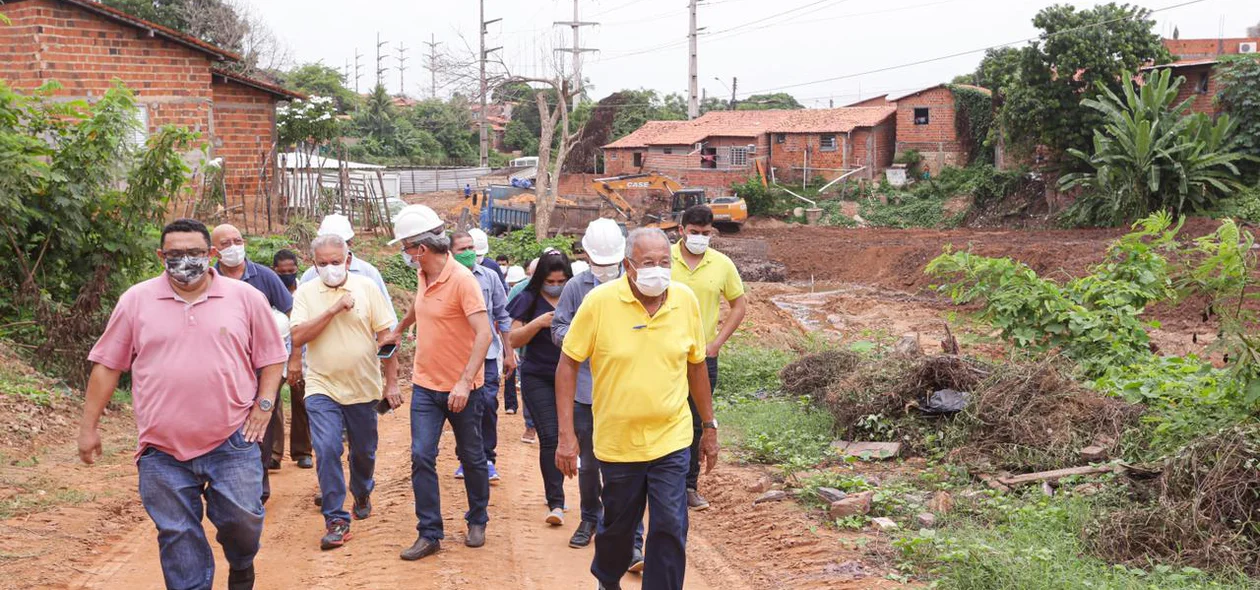 Dr. pessoa visitando obras na zona sul