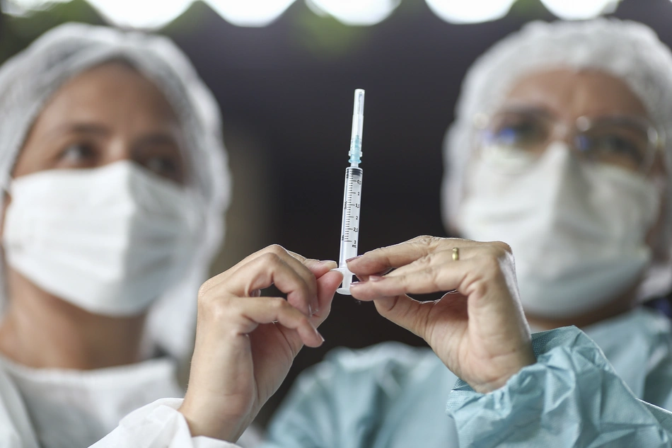 Enfermeiras segurando a vacina