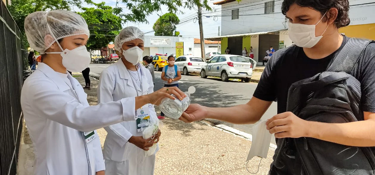 Estudante higieniza as mãos antes de entrar no local de prova do Enem
