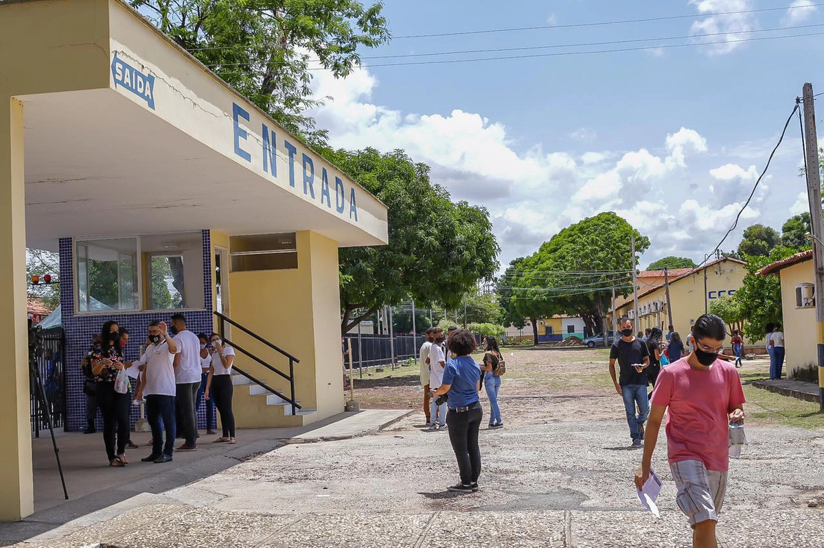 Estudantes chegam a Uespi para fazer a prova do Enem