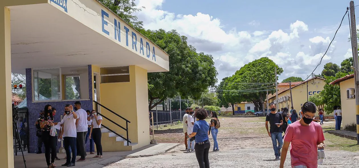 Estudantes chegam a Uespi para fazer a prova do Enem