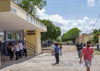 Estudantes chegam a Uespi para fazer a prova do Enem